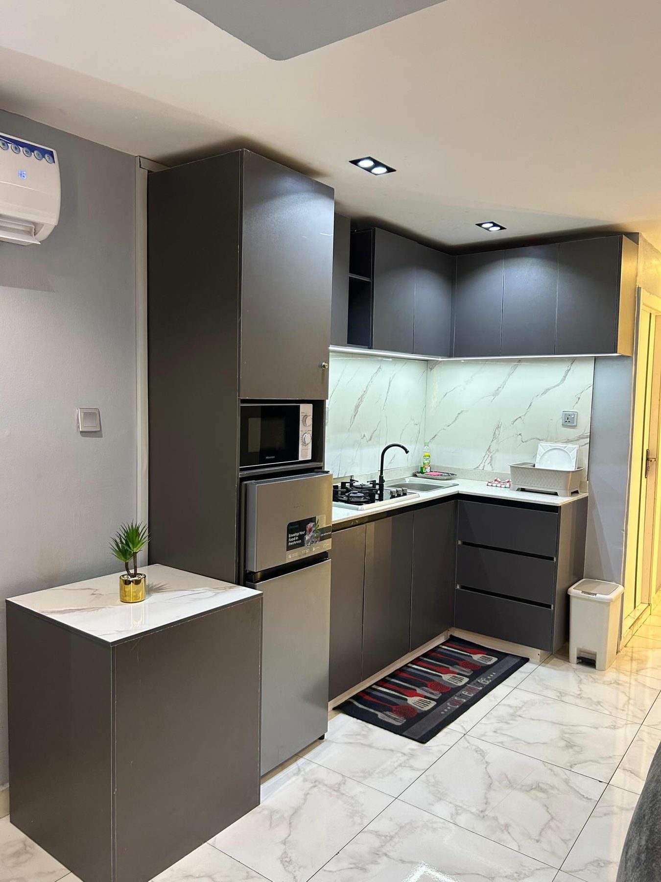 COZY 1 BEDROOM APARTMENT - 4 UNITS